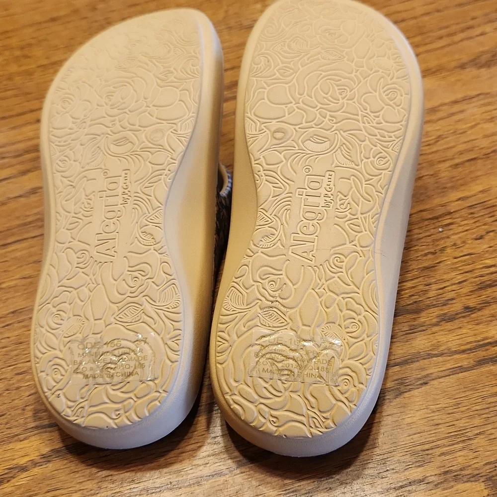 Alegria Ode Women Country Road Floral Leight Weight Thong T Strap Sandal Size 37
